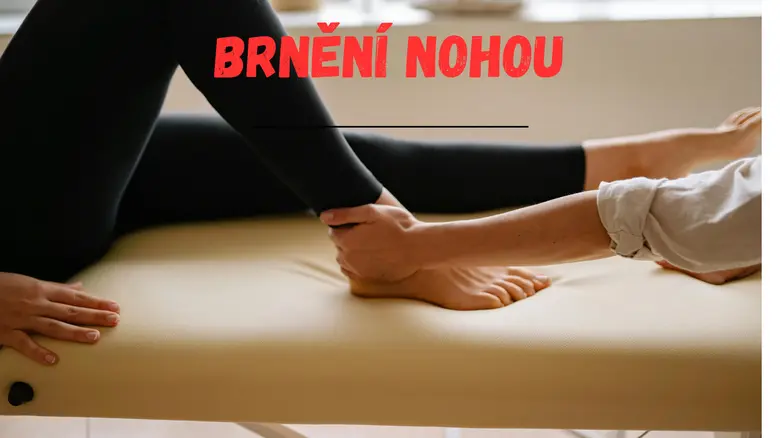 Ruční masáž nohy při léčbě brnění končetin