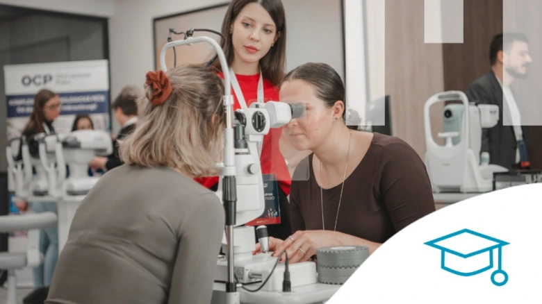 Žena podléhá očkovému vyšetření pomocí moderního očního diagnostického přístroje.