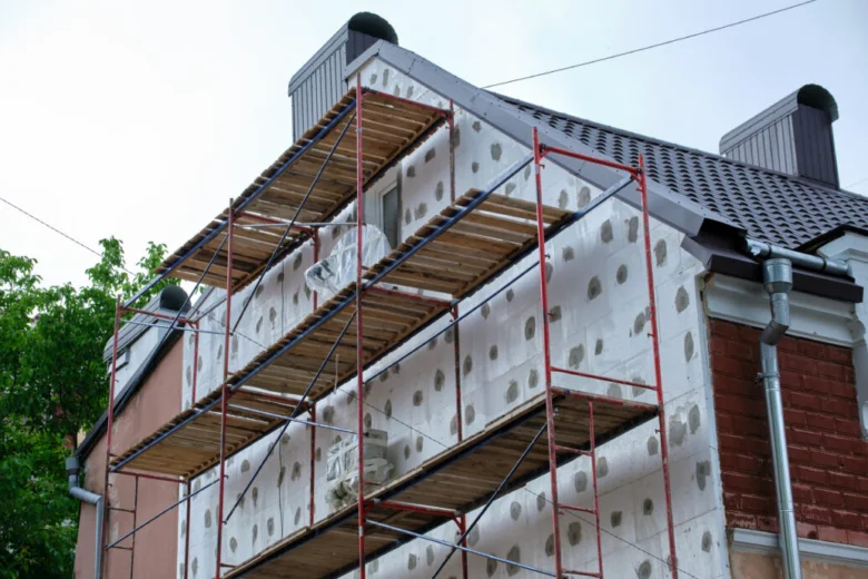 Stavba provětrávané fasády s minerální vlnou na čelním plášti.