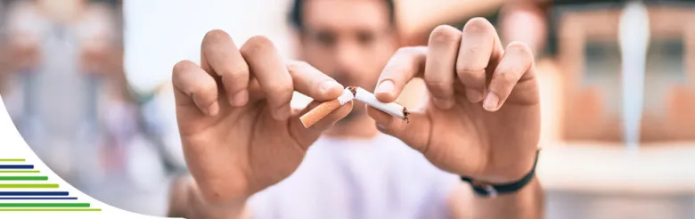 Ruce lámat cigarety jako symbol přestání kouřit.