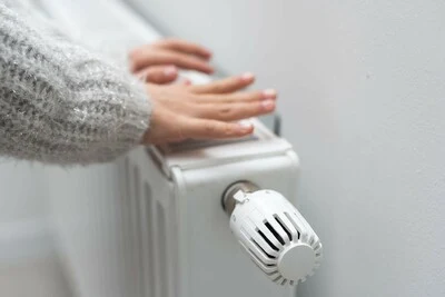 Ruční úprava teploty na radiátoru pro správné vytápění.
