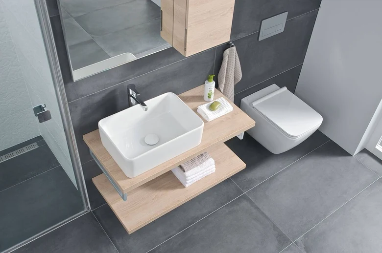 Moderní koupelna s umyvadlem a WC pro plánování rozměrů