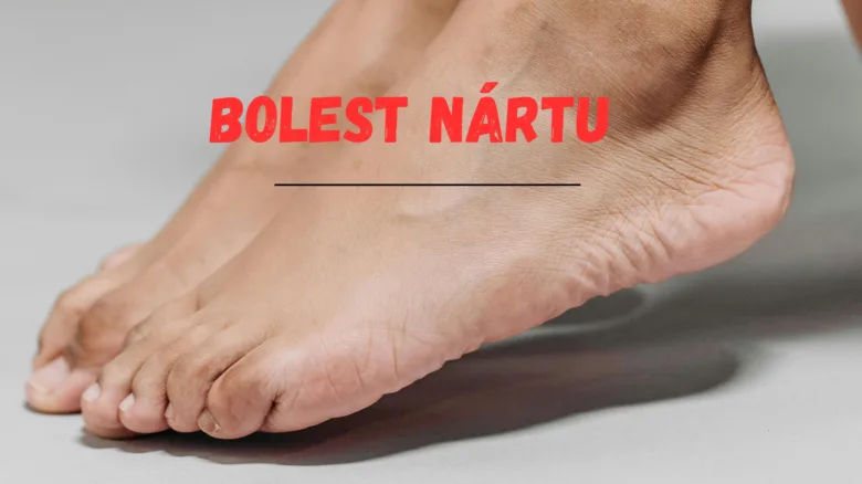 Bare human feet with overlaid text about arch pain in Czech.
