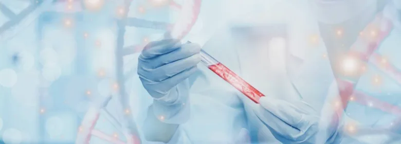 Vědec drží zkumavku s červenou tekutinou před pozadím se spirálou DNA.