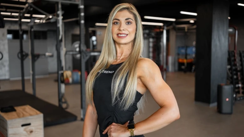 Fit žena v posilovně, ilustrační foto pro článek o kaloriích.