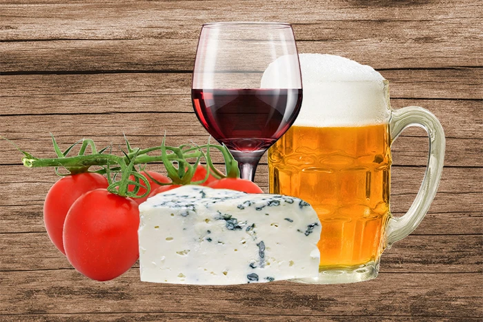 Sýr víno pivo rajčata na dřevěném pozadí