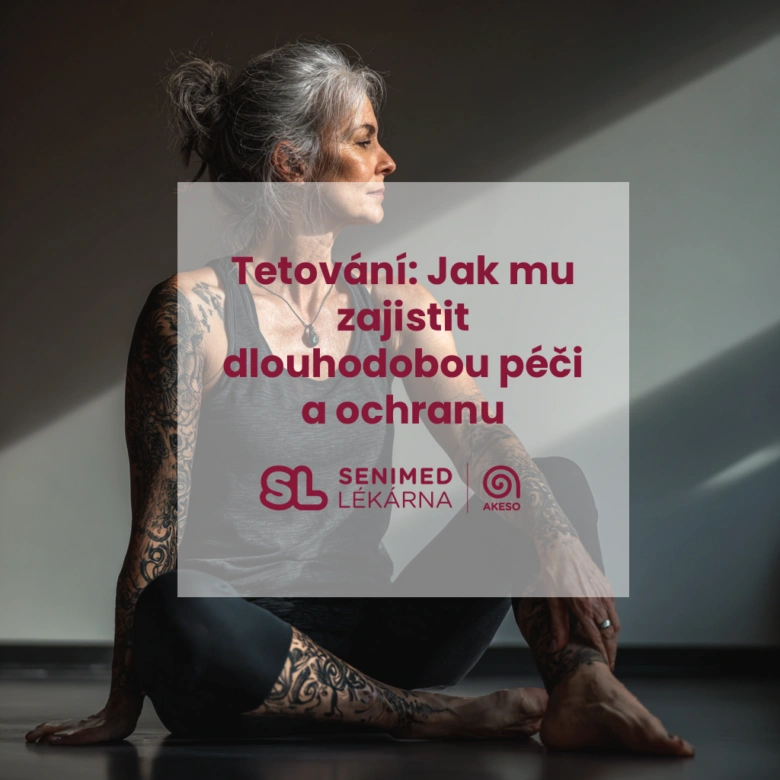Žena s tetováními sedí na podlaze v interiéru.