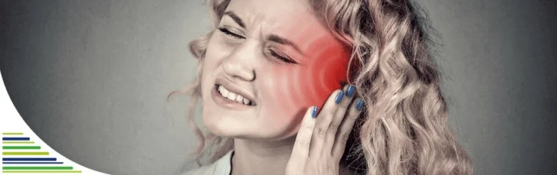 Žena s bolestí ucha a příznaky bolesti.