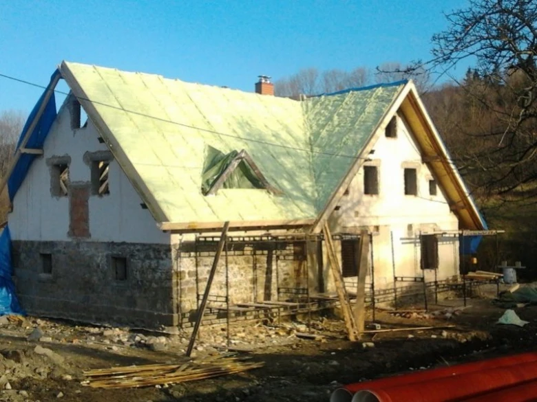 Starší dům s izolační vrstvou a provětrávanou fasádou během rekonstrukce.