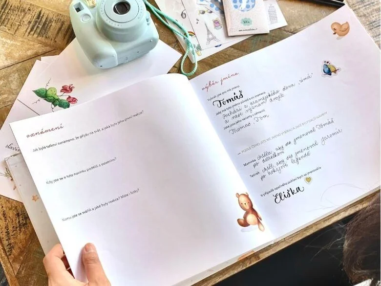 Otevřená knížka s vybranými jmény pro dítě a jejich významy v češtině.