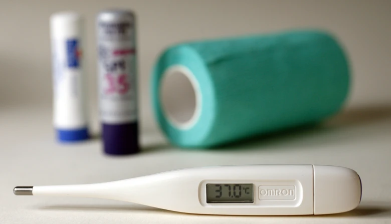 Digitální teploměr s výrazem 37,0 °C na displeji