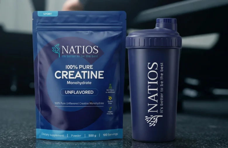 Modrá sáček kreatinu vedle mixovacího šálku značky Natios.