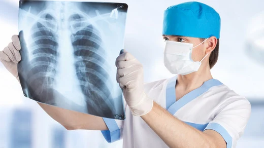 Lékař zkoumá rentgenový snímek plic pro diagnostiku nemocí.