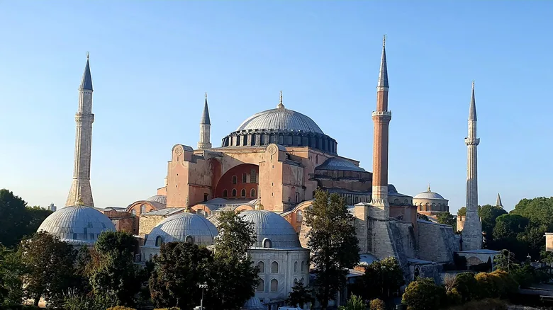 Hagia Sofia v Istanbule s kupolí a čtyřmi minarety.