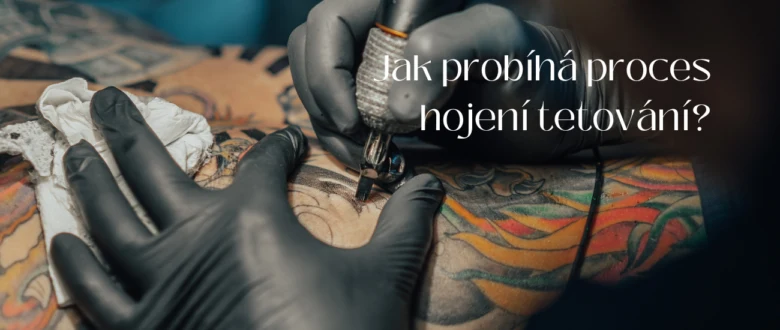 Tetování v procesu hojení s rukavicemi na kůži
