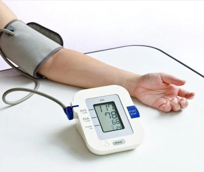 Elektronický měřič krevního tlaku na paži s výdisplejem.
