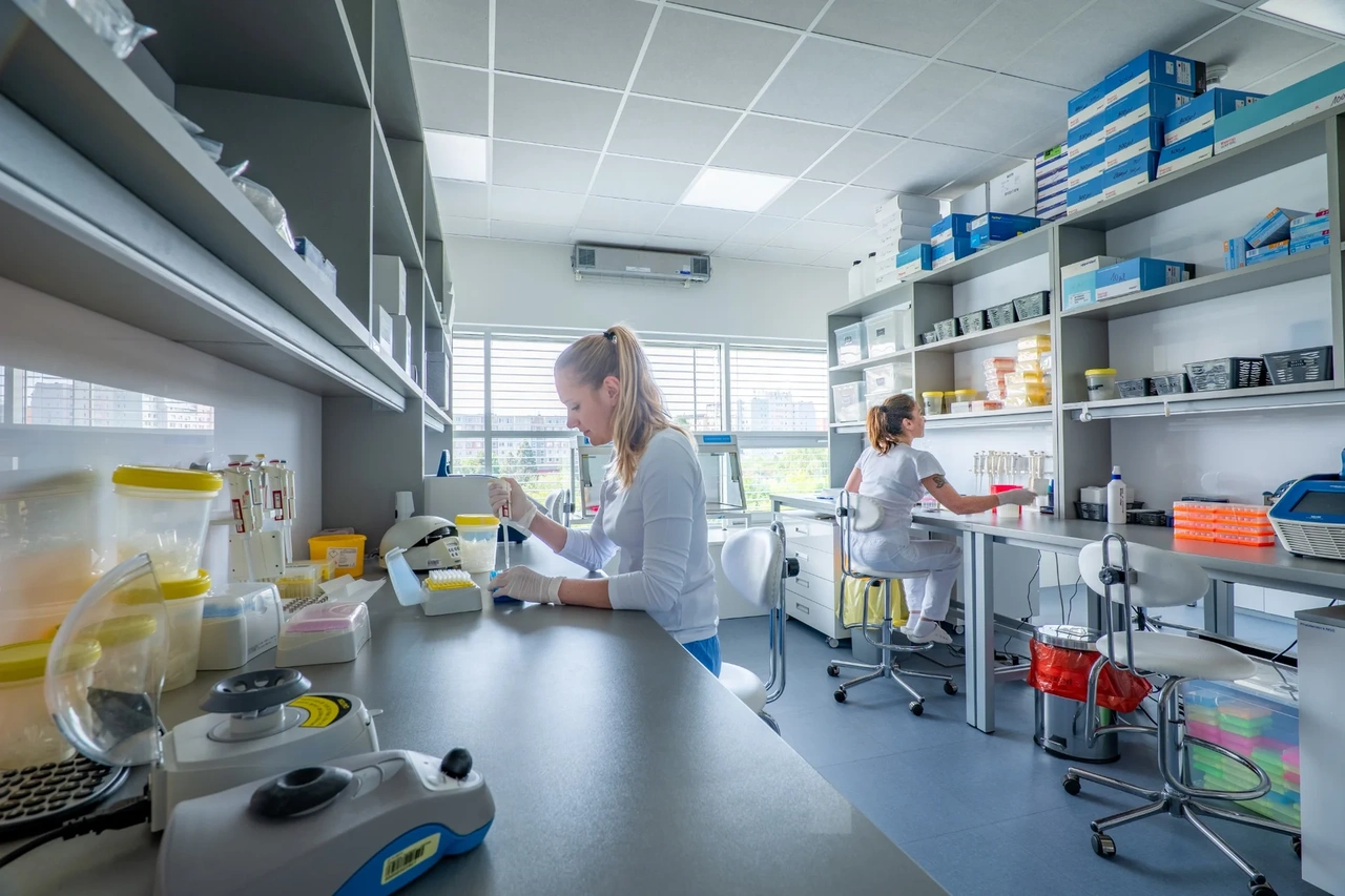 Dvě vědkyně pracují v laboratoři s biochemickými přístroji.