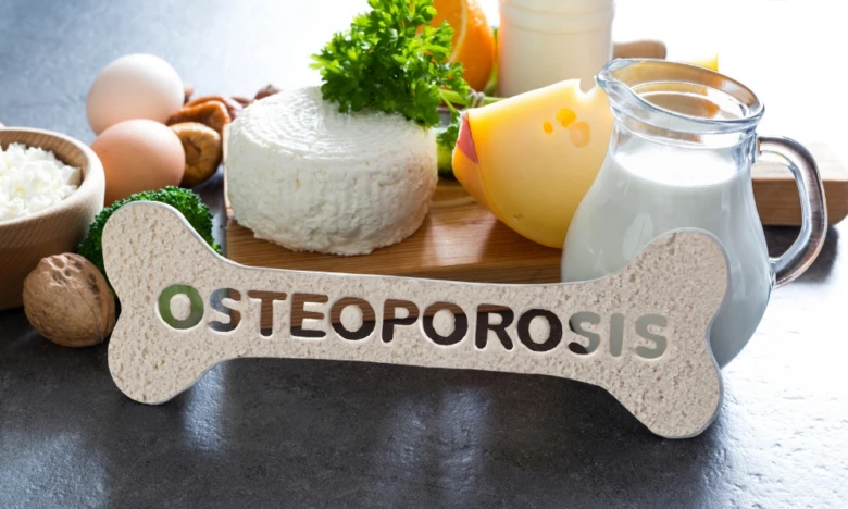 Kostní tvar s nápisem osteoporóza obklopený mlékem a vejci.