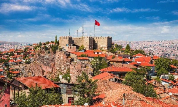 Hrad Rumeli v Istanbule s tureckou vlajkou na pozadí města.