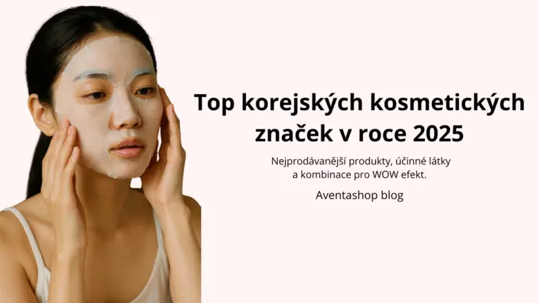 Žena nanáší korejskou pleťovou masku na obličej.