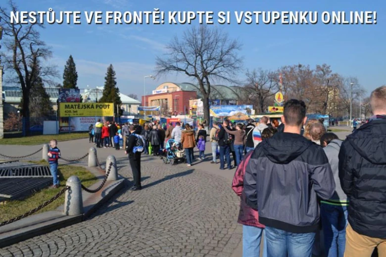 Lidé v frontě u Matějské pouště na slunečný den.