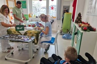 Děti se účastní rehabilitační činnosti s asistencí terapeutů.