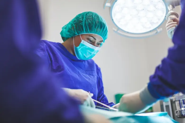 Chirurg operuje v operační sále při léčbě abscesu.