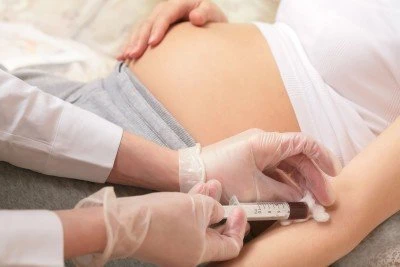 Těhotná žena dostává injekci v rámci léčby těhotenské cholestázy.
