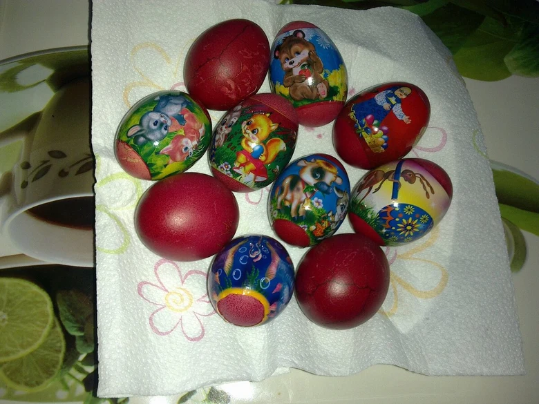 Rukou malované velikonoční vajíčka s postavičkami na papírové utěrce.
