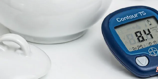 Měřič glukózy v krvi s nádobou na cukr pro diabetiky.