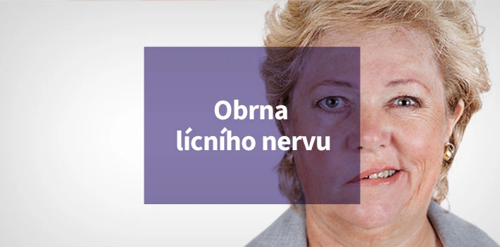 Žena s obrnou lícního nervu na pozadí fialového čtverce.