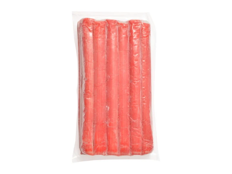 Surimi tyčinky v plastovém sáčku na bílém pozadí.