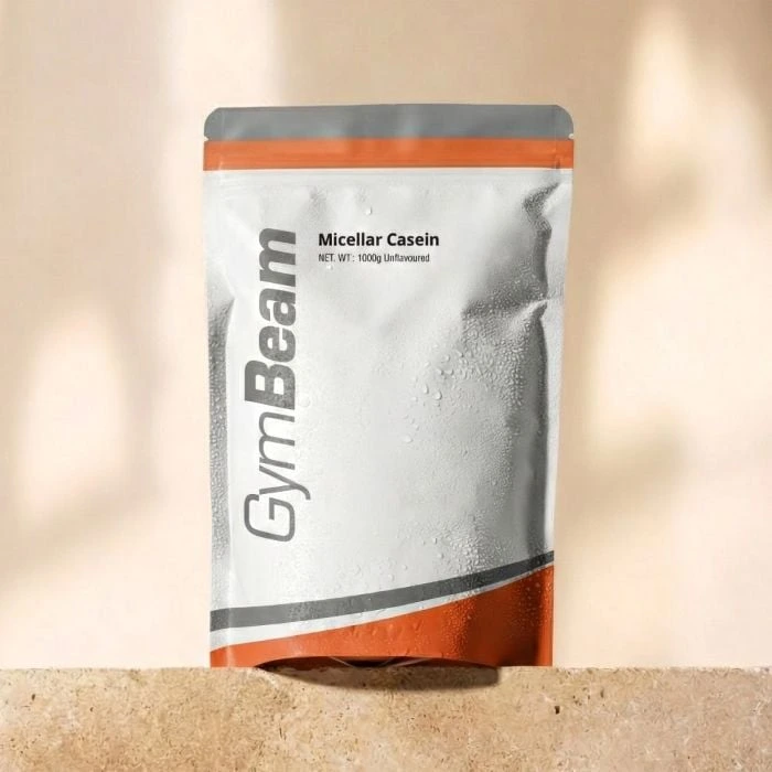 Sáček s micelárním kaseinem značky GymBeam na texturovaném povrchu.