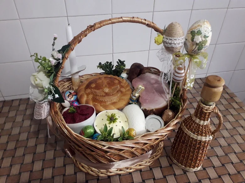 Velikonoční košík s uzeným masem, chlebem a vajíčky.