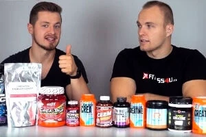 Dva muži s různými produkty kreatinu na stole.