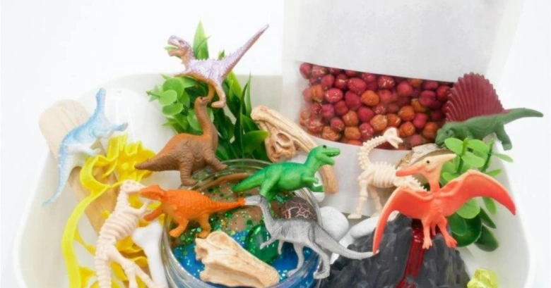 Hračka s dinosaury a příslušenství pro domácí hru dětí.