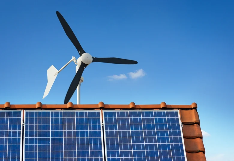 Větrná turbína na střechu s fotovoltaickými panely.