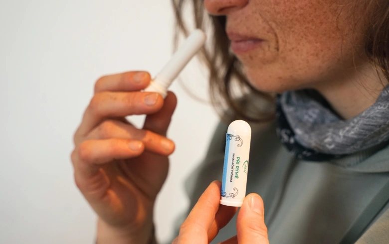 Žena drží inhalátor proti kouři jeleních klošů.