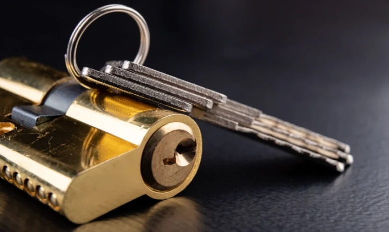 Cylinder lock and keys