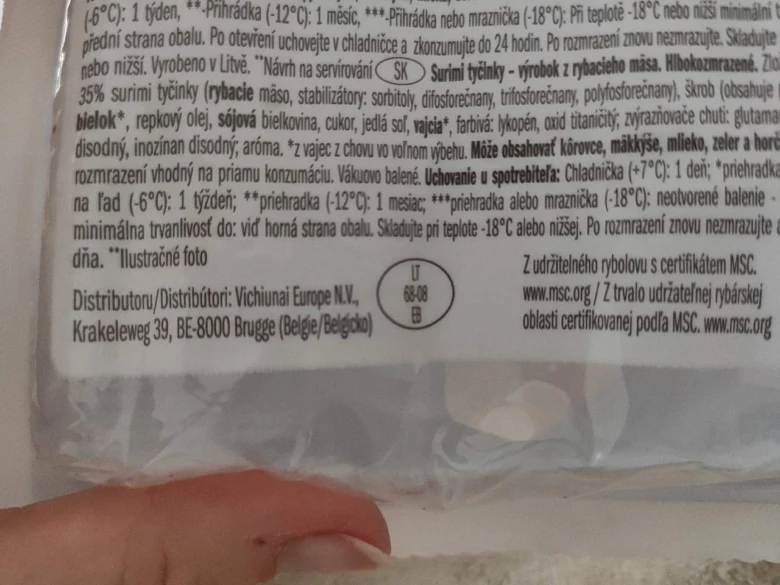 Etiketa surimi tyček s složením a certifikací MSC.