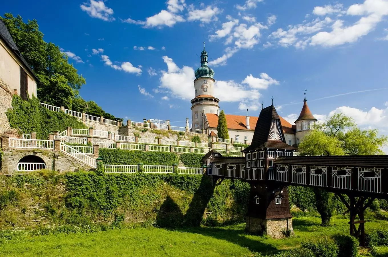 Zámek v Novém Městě nad Metují s dřevěným mostem.