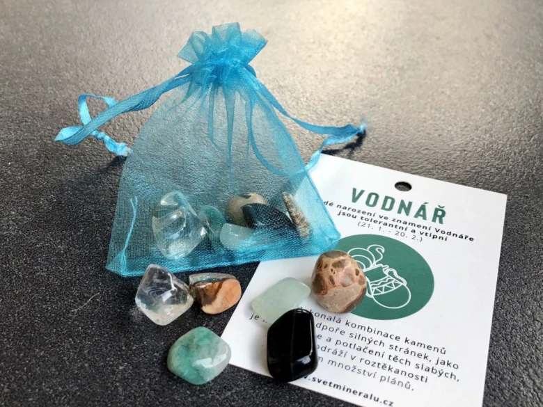 Modrý sáček s krystaly pro znamení Vodnář vedle českého popisu.