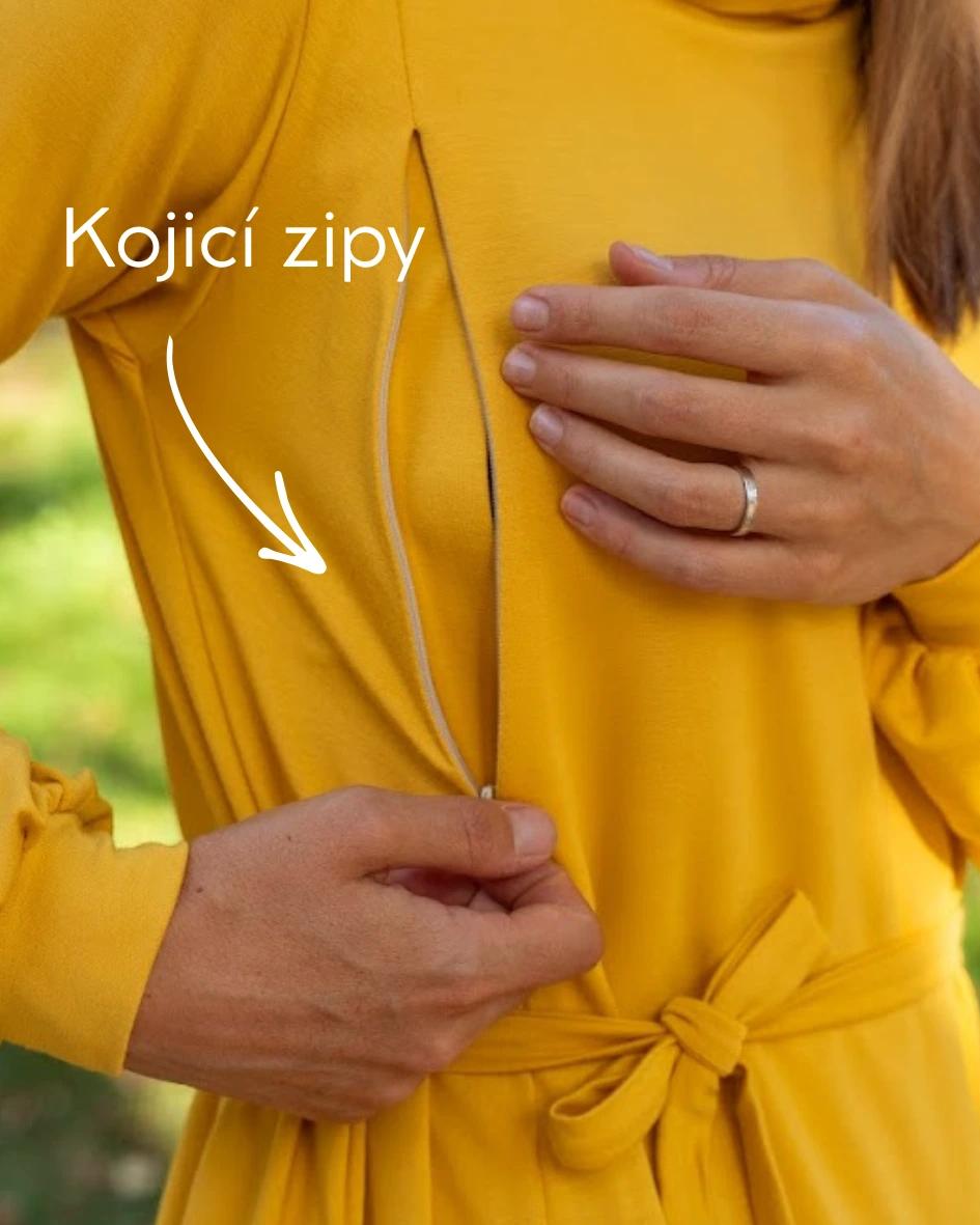 Žena rozepíná zip na košilce pro kojence, ukazuje funkční detail.