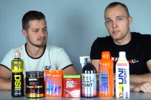 Dva muži s nádobami kreatinu na stole.