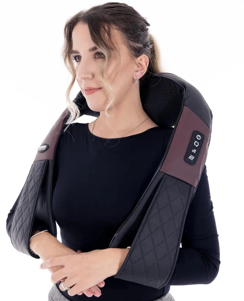 Žena používá přenosný masážní polštářek pro šíji.