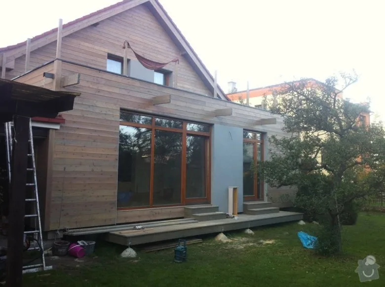 Stavba provětrávané fasády na starší dům s dřevěným obkladem.
