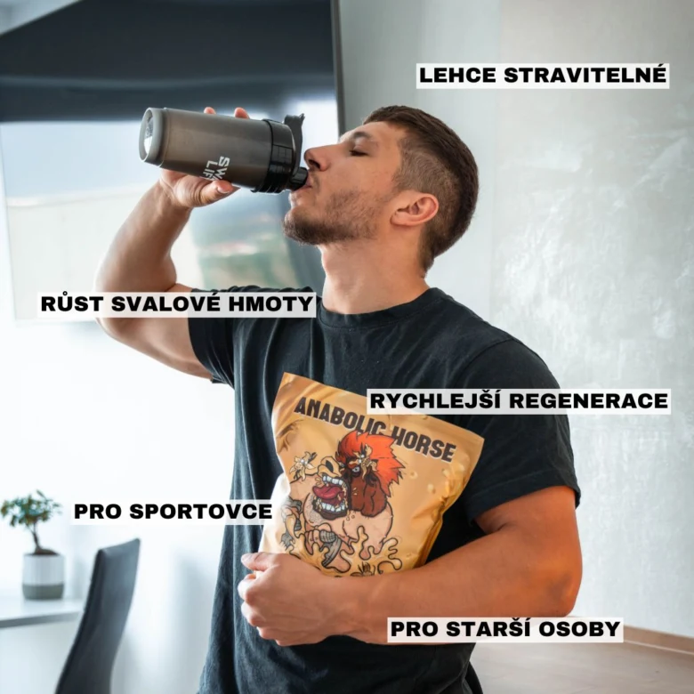 Muž pije syrovátkový protein z lahvičky s textem o výhodách.