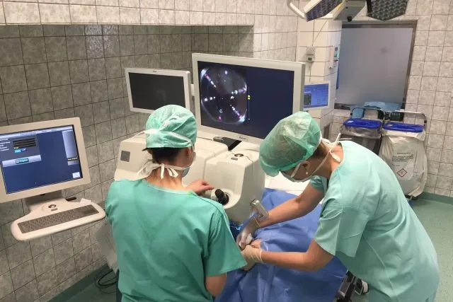 Dva lékaři provádějí operaci brániční kýly pomocí endoskopu.