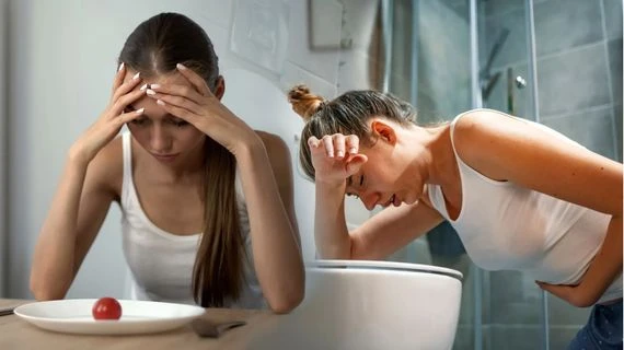 Dvě ženy ukazující příznaky poruchy jídla v kuchyni.