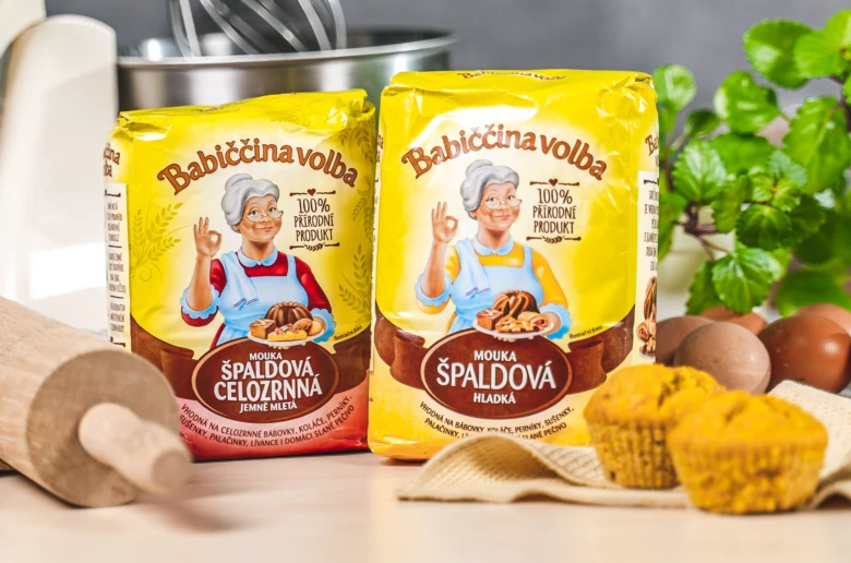 Dvě balení špaldové mouky s muffiny a kuchyňskými pomůckami.